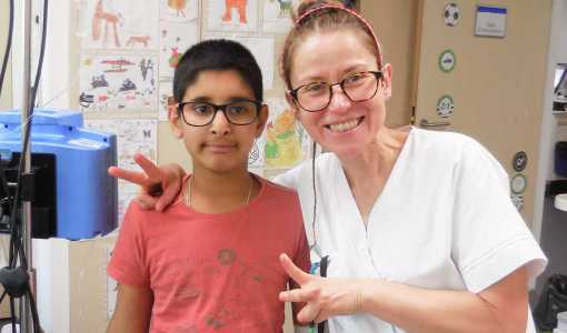 Photo de Caroline Jomard Serbin avec un enfant