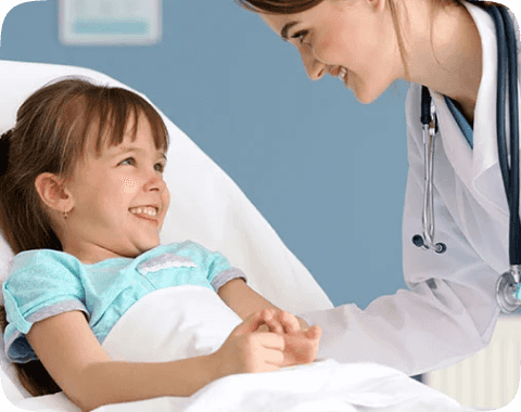 Photo d'une petite fille souriante accompagnée d'une infirmière pédiatrique.