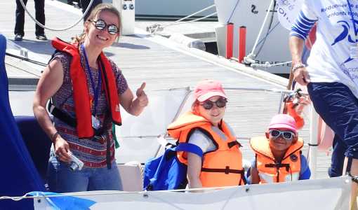 Photo de Caroline Jmard Serbin accompagnant des enfants sur un bateau